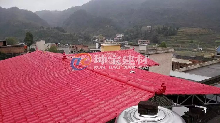 合成树脂瓦搭建的楼顶大棚